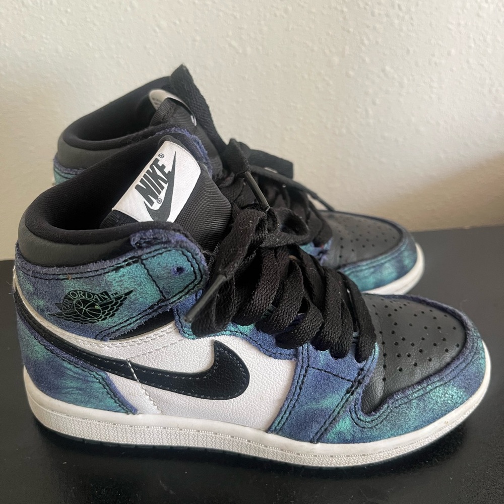 Nike Kids High-Top Sneakers in Teal Iridescent, Black & White
